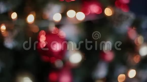 圣诞节和新年装饰摘要模糊的博克假日背景眨巴一下加兰圣诞树灯视频的预览图
