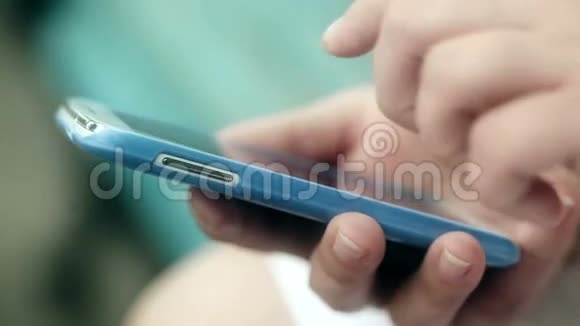 手指触摸和滑动现代智能手机的屏幕视频的预览图