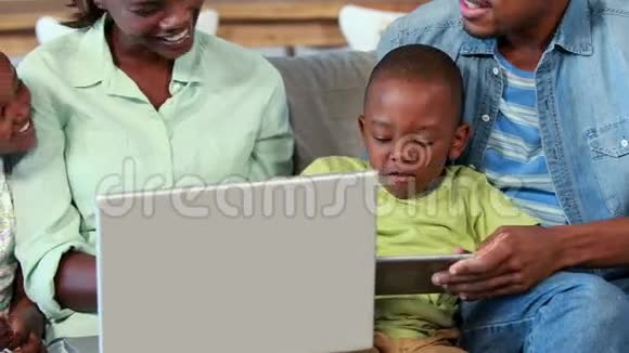 幸福的家庭使用笔记本电脑视频的预览图