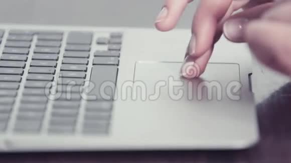 女人的手在便携式电脑上用触控板视频的预览图