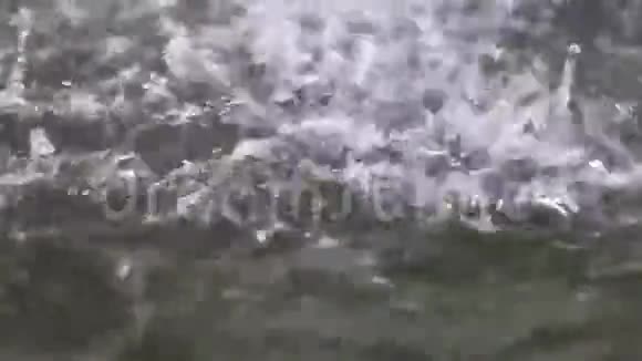 水滴向下落在水面上视频的预览图