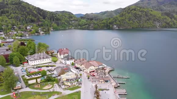 阿尔卑斯山奥地利度假村小镇之家的沃尔夫冈湖鸟瞰图视频的预览图