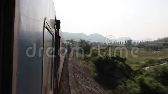 在越南铁路上运行火车视频的预览图