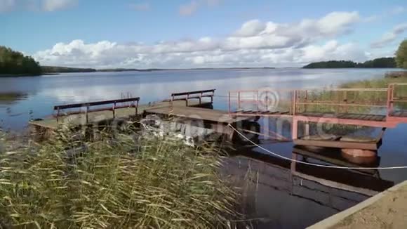 湖边的码头和木船视频的预览图