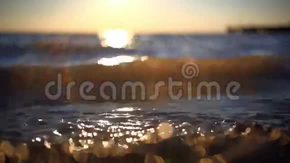 日落时分布莱顿的卵石沙滩模糊视频的预览图