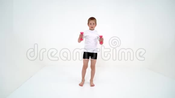 一个小男孩正在举起哑铃视频的预览图