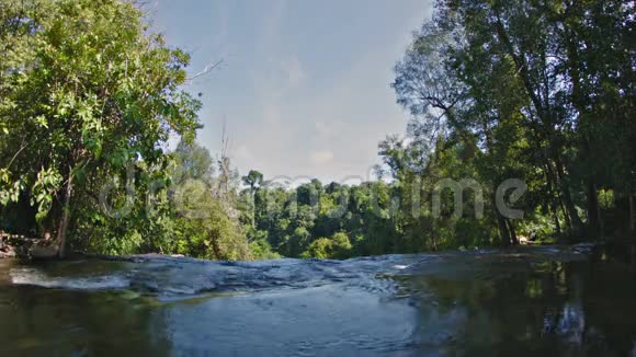 河流断流了瀑布溪流的俯视图视频的预览图
