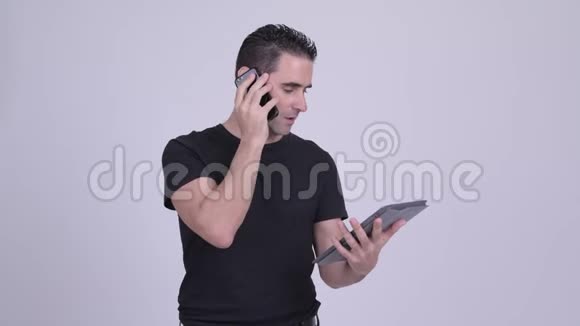 帅哥在使用数码平板电脑时打电话视频的预览图