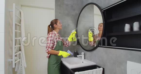 年轻女性作为职业清洁工在统一的清洁卫生间清洁服务理念视频的预览图