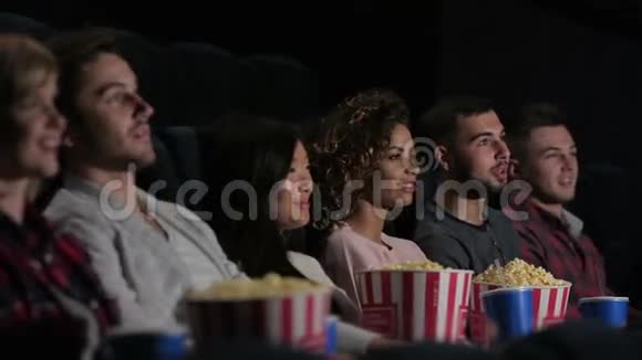 电影院里的朋友在看电影视频的预览图