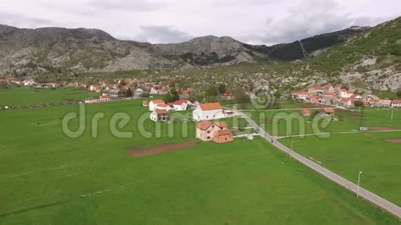 的房子和山里的村庄Njegusi村视频的预览图