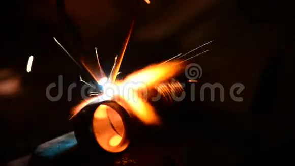 焊接金属管道和火花金属视频的预览图