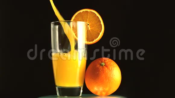 一杯橙汁正在倒视频的预览图