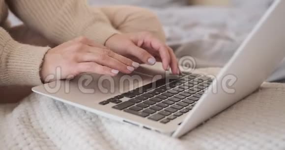 女人在家里用笔记本电脑打字视频的预览图