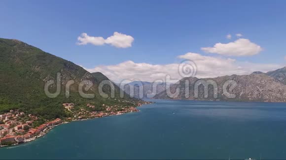黑山Kotor湾Prcanj市的鸟瞰图视频的预览图