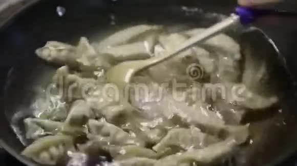 做中国饺子视频的预览图