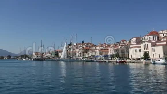 希腊爱琴海波罗岛沿岸帆船航行视频的预览图