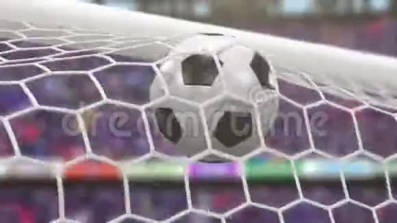 足球球飞进入目标视频的预览图