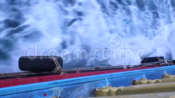 船后的轮胎和水波视频的预览图