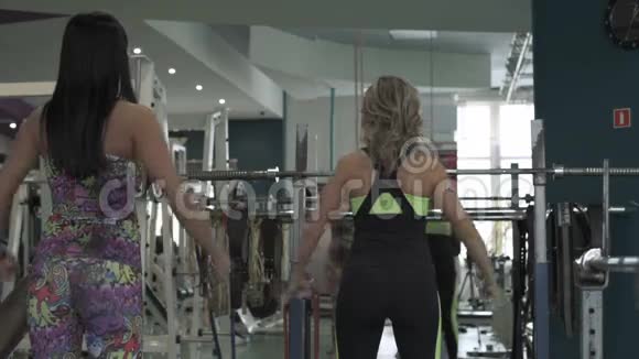运动员女孩在健身房里从事模拟器视频的预览图