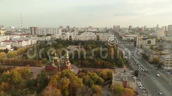 市中心的东正教教堂空中射击视频的预览图
