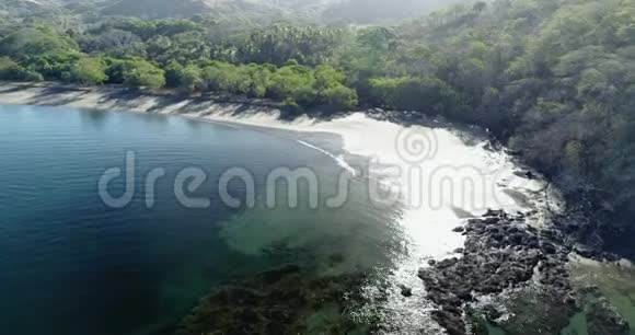 哥斯达黎加日出时的空中海滩视频的预览图