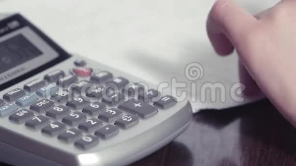 女人的手在计算器上打字视频的预览图