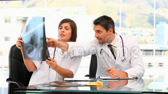 两个医生在说扫描视频的预览图