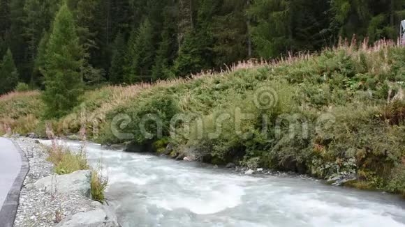 瑞士格劳本登阿尔卑斯山溪流和冰川中的水流视频的预览图