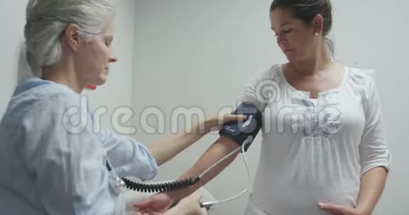 医院的孕妇视频的预览图