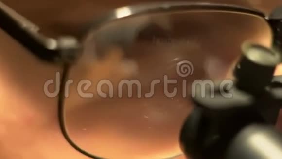 戴眼镜的男性眼睛特写视频的预览图