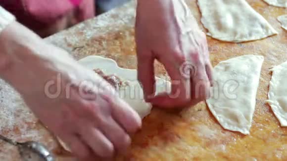 女人在家烤肉加入胡椒粉视频的预览图