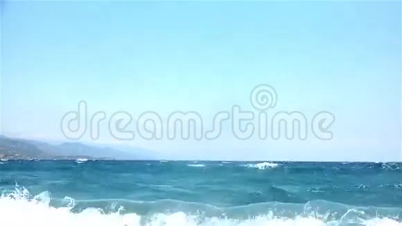 在大风天气里海浪拍打海滩视频的预览图
