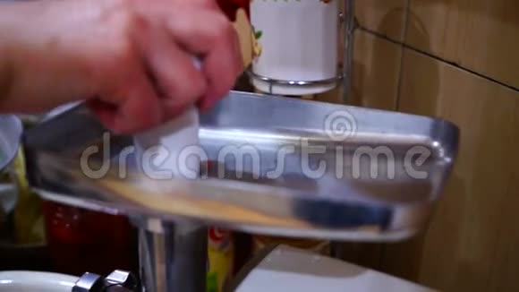 女人在厨房用绞肉机切牛肉视频的预览图