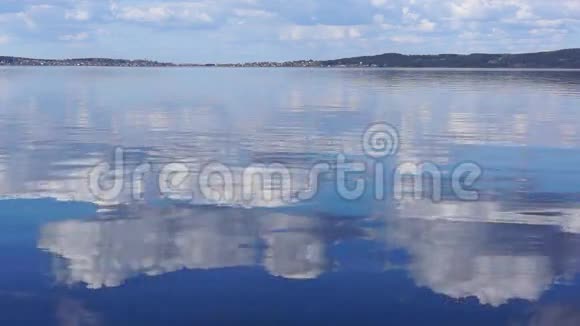 湖面上云的反射视频的预览图