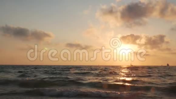 地中海上空的晚霞游艇和船在地平线上视频的预览图