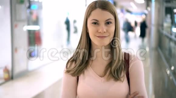 美丽的年轻迷人的女人站在商场里微笑着购物消费主义概念视频的预览图