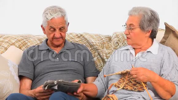 她丈夫正在看报纸的时候正在编织视频的预览图