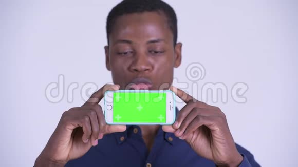 年轻快乐的非洲商人展示电话的脸视频的预览图