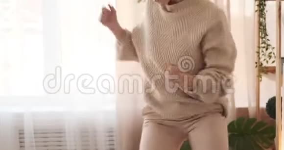快乐的女人在家跳舞视频的预览图