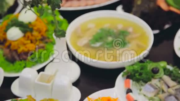 满桌的食物在餐厅提供餐桌服务视频的预览图