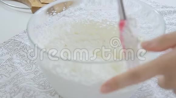 在玻璃碗中折叠白色奶油视频的预览图