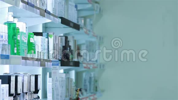 药剂师女士站在药店视频的预览图
