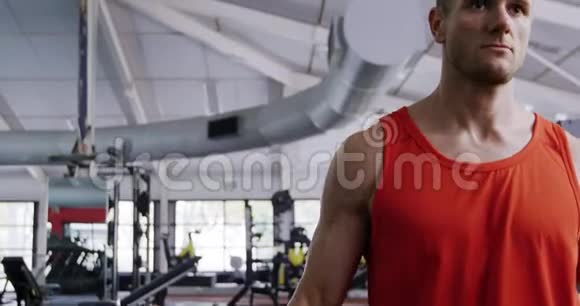 在健身房锻炼体重视频的预览图