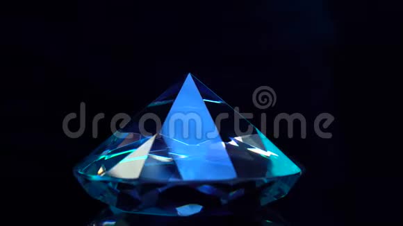 亲爱的钻石正在旋转和闪闪发光的蓝色高光黑色背景视频的预览图