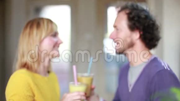 快乐的一对夫妇品尝和喝水果冰沙视频的预览图