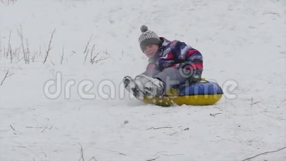 男孩在雪地里滑下山视频的预览图