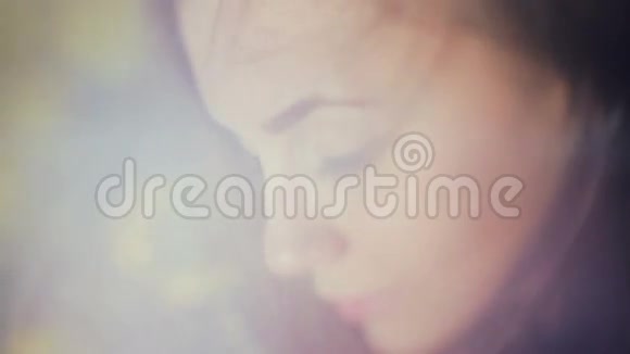 一个女孩的肖像特写的脸嘴唇作为一部电影风格化模糊焦点视频的预览图