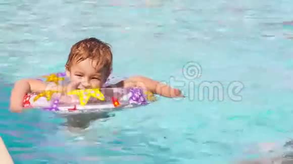 男孩带着充气戒指游泳视频的预览图