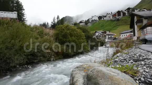 瑞士格劳本登阿尔卑斯山的河流和冰川中的水流视频的预览图